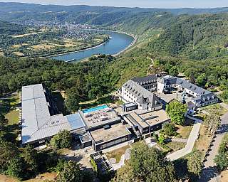 Luftaufnahme eines Golfplatzes und eines Flusses in einer grünen Umgebung.
