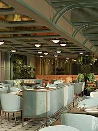 Modernes Restaurant mit Pflanzen und stilvollen Möbeln.