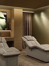 Entspannende Spa-Umgebung mit bequemen Liegen und sanfter Beleuchtung.