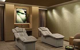 Moderne Spa-Lounge mit Liegen Entspannende Spa-Umgebung mit bequemen Liegen und sanfter Beleuchtung.