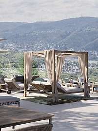 Entspannungsbereich mit Liegen und Blick auf die Landschaft.