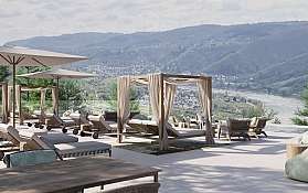 Luxuriöse Terrasse mit Aussicht Entspannungsbereich mit Liegen und Blick auf die Landschaft.
