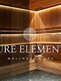 Elegante Sauna mit Holzverkleidung und sanfter Beleuchtung.