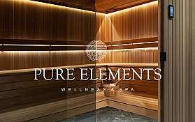 Moderne Sauna im Spa Elegante Sauna mit Holzverkleidung und sanfter Beleuchtung.